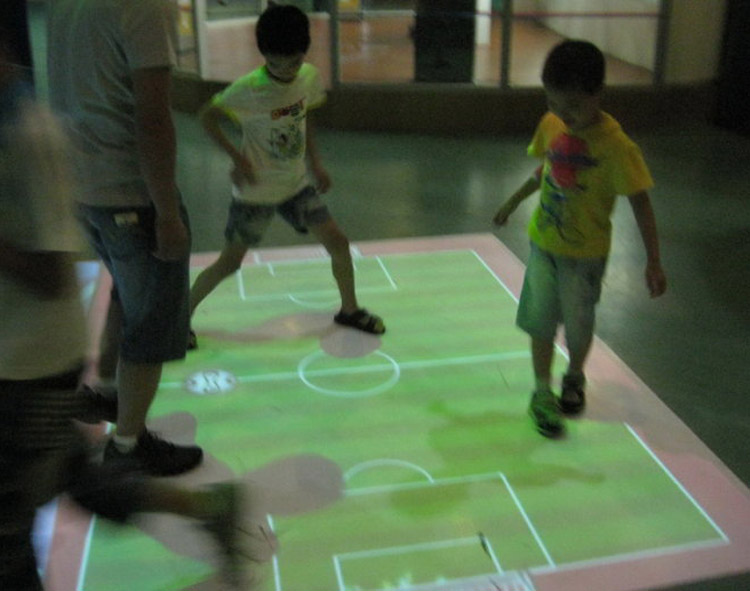 成都卓信智诚科技和小朋友们玩虚拟足球.jpg